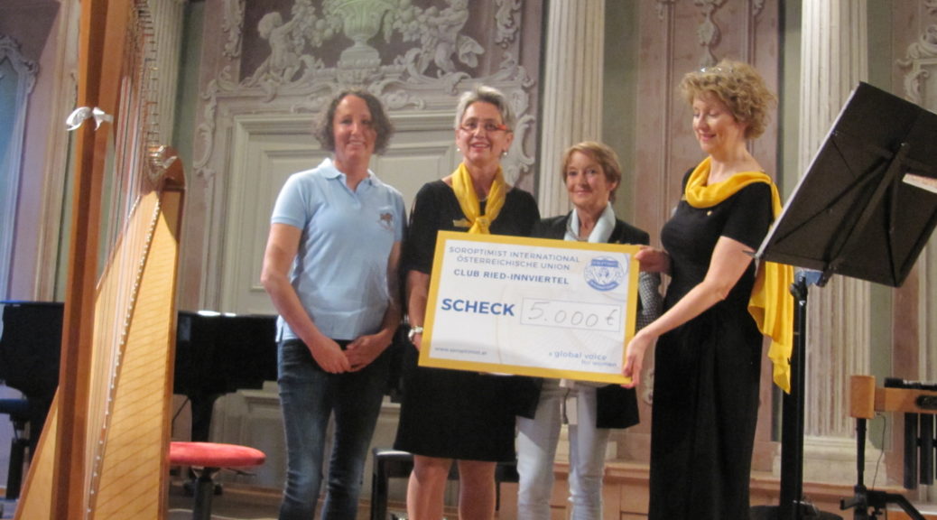 Schecküberreichung durch Präsidentin Dr. Silvia Wenzl-Eybl